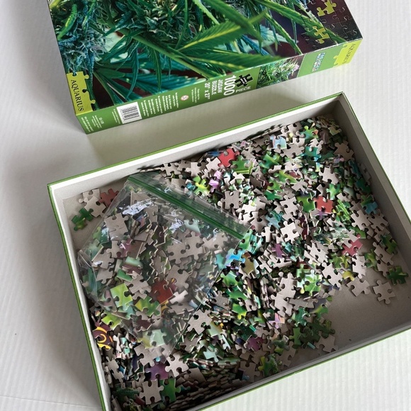 NWT 1000 Pieces Puzzle Cannabis Americas Most Wanted - Picture 4 of 8